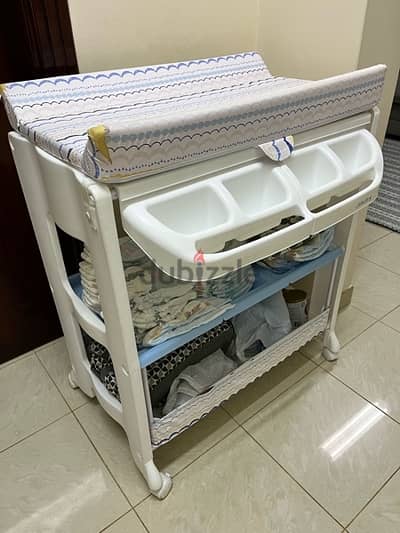 Baby changing trolley with bath tub