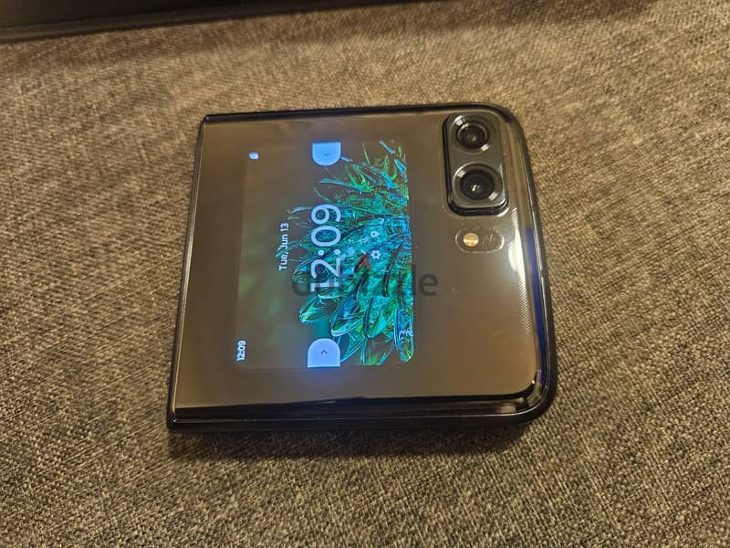 Motorola Razr 2022 (5G) 256GB Foldable Smartphone Inbox 1