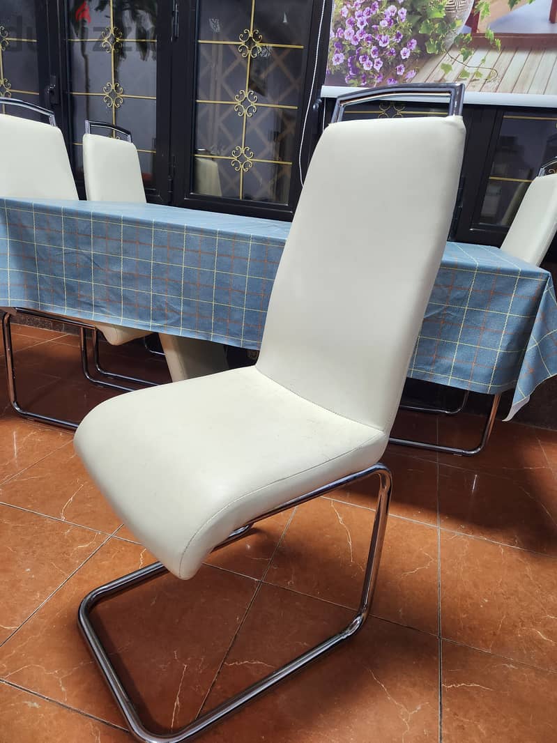 Glass dinning table with 4 chairs for sale in white colour 2