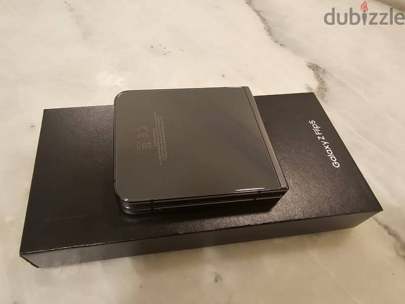 Samsung Flip5 Graphite 512GB Storage 1