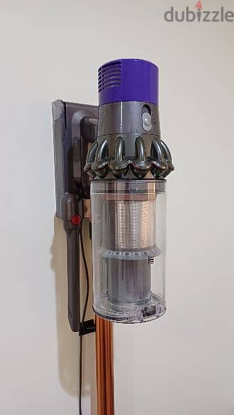 DYSON CYCLONE V10 VACUUM CLEANER 1