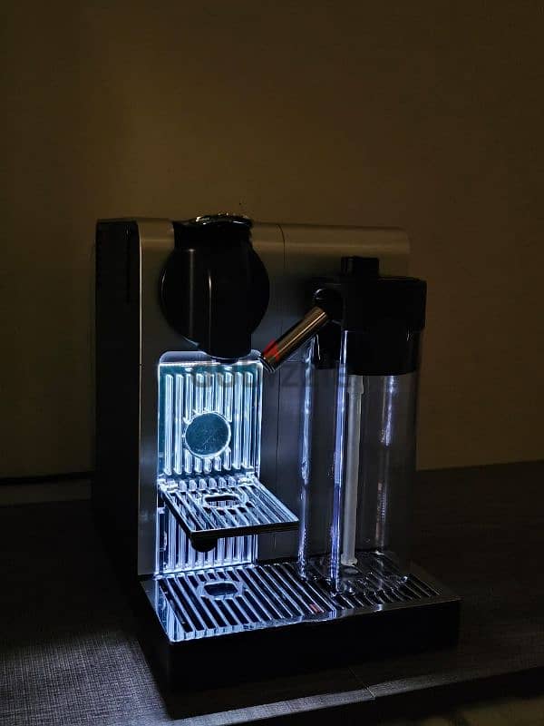 Nespresso Lattissima Pro Coffee Machine. Excellent Condition 9