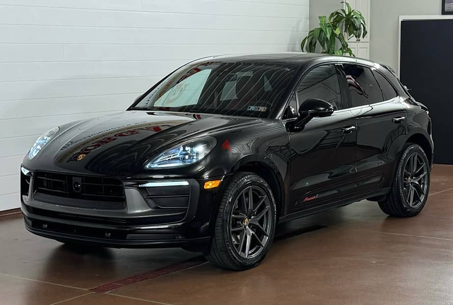 2023 Porsche Macan Turbo 0