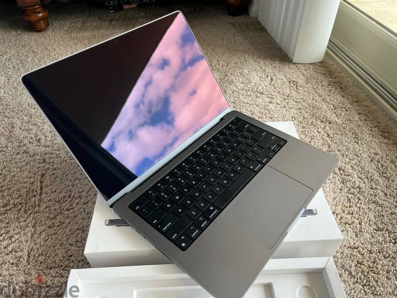 Mac Book Pro 14 - Apple M1 Pro chip - 16GB Memory - 512GB SSD 1