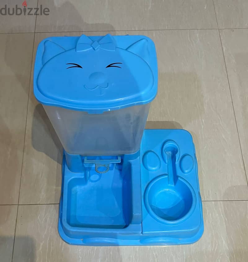 Cat items for sale, used, in very good to excellent condition. 9