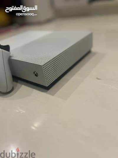 XBOX One S 1 TB 2 controllers