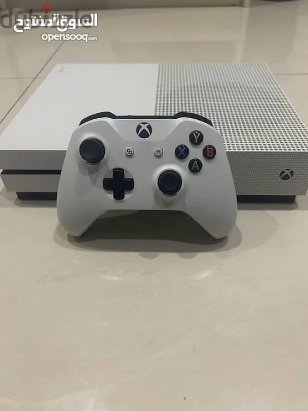 XBOX One S 1 TB 2 controllers 1