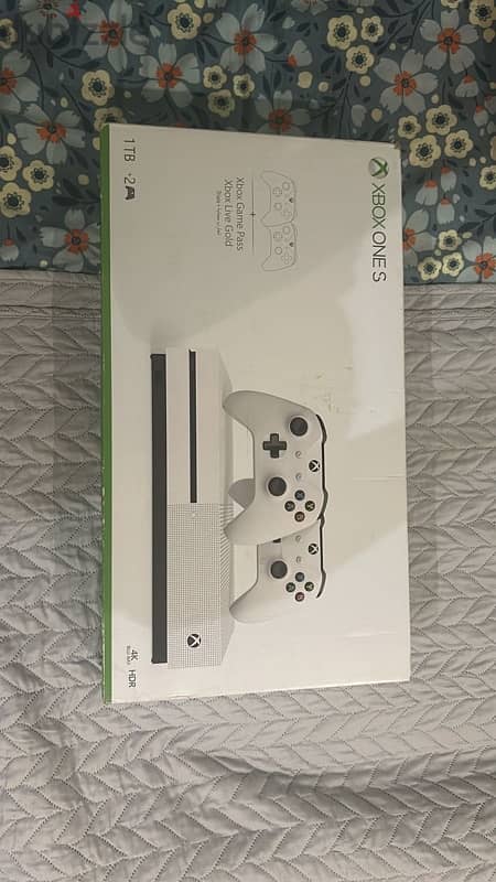 XBOX One S 1 TB 2 controllers 2