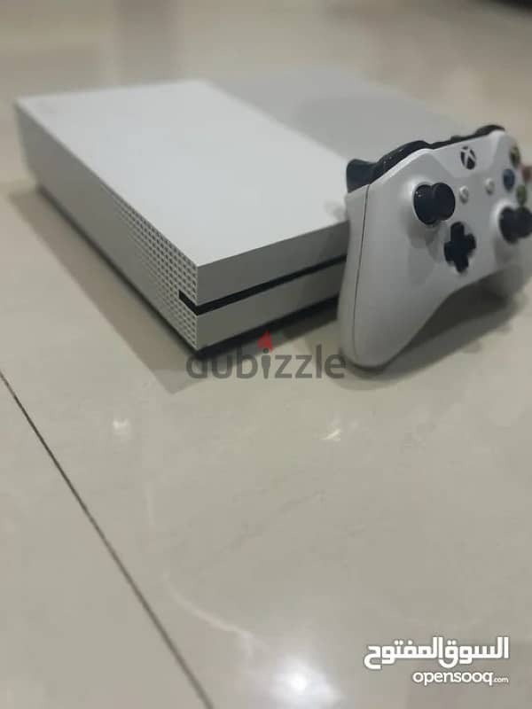 XBOX One S 1 TB 2 controllers 3