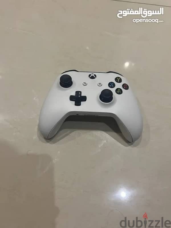 XBOX One S 1 TB 2 controllers 4