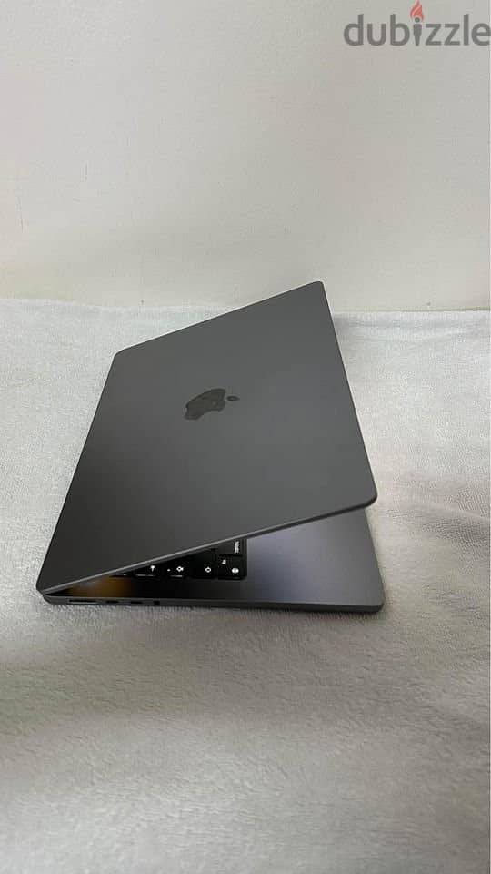 Apple MacBook Pro 2021 m1 14 inch 16 gb ram and 512 ssd 7