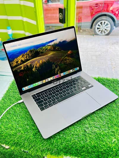 Macbook pro 15 inch 2019 intel core i9 32gb ram 512ssd 5.5 gb graphics