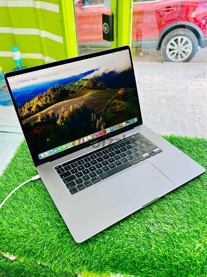 Macbook pro 15 inch 2019 intel core i9 32gb ram 512ssd 5.5 gb graphics 0