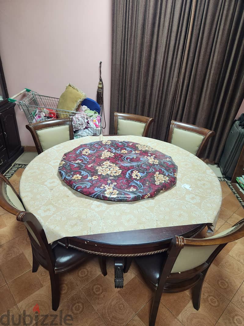 Wooden round table with 5 chairs 0