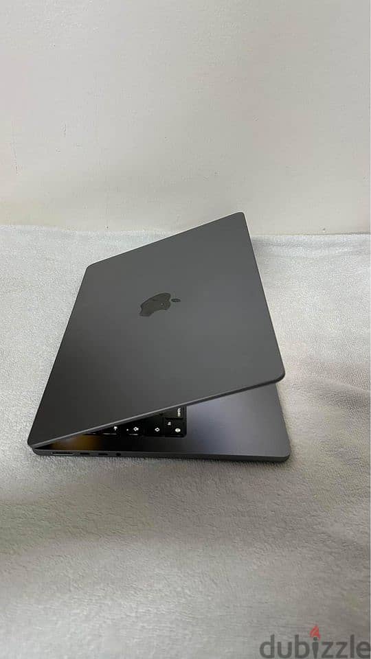 MacBook Pro 2021 m1 14 inch 16 gb ram and 512 ssd 8