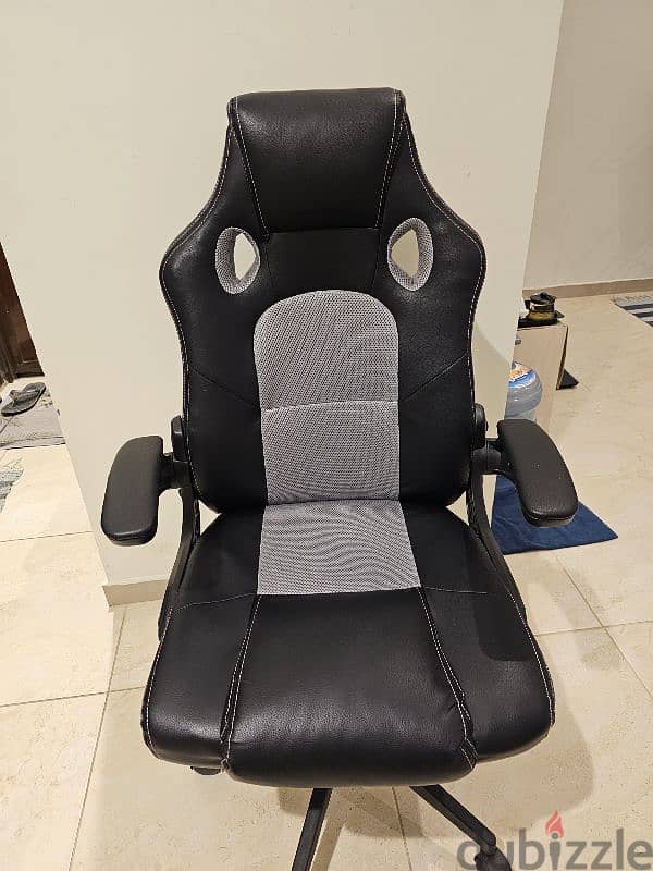 gaming chair with retractable armrest 1