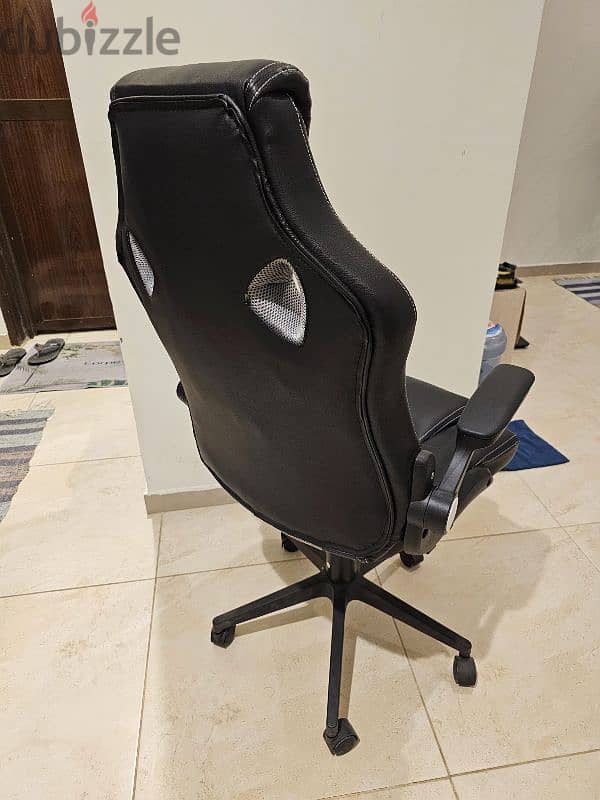 gaming chair with retractable armrest 2