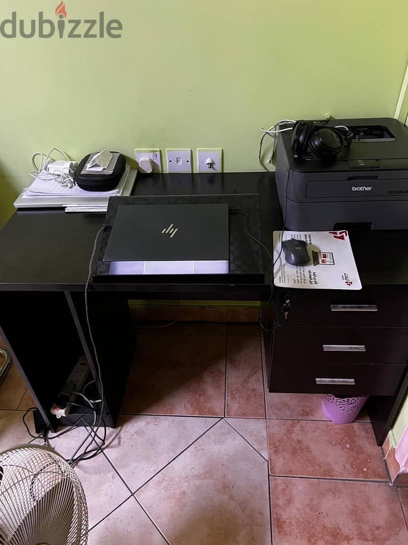 Computer table with 3 drawers 0