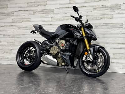 2023 Ducati street firter V4S