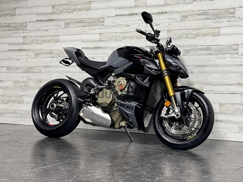 2023 Ducati street firter V4S 0