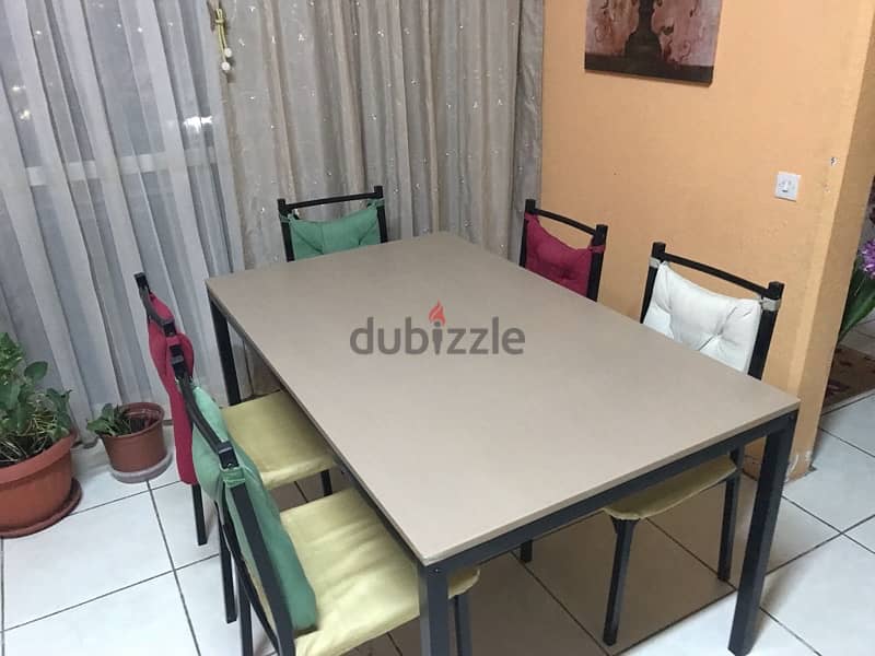 Dining Table in perfect condition with free chairs 0