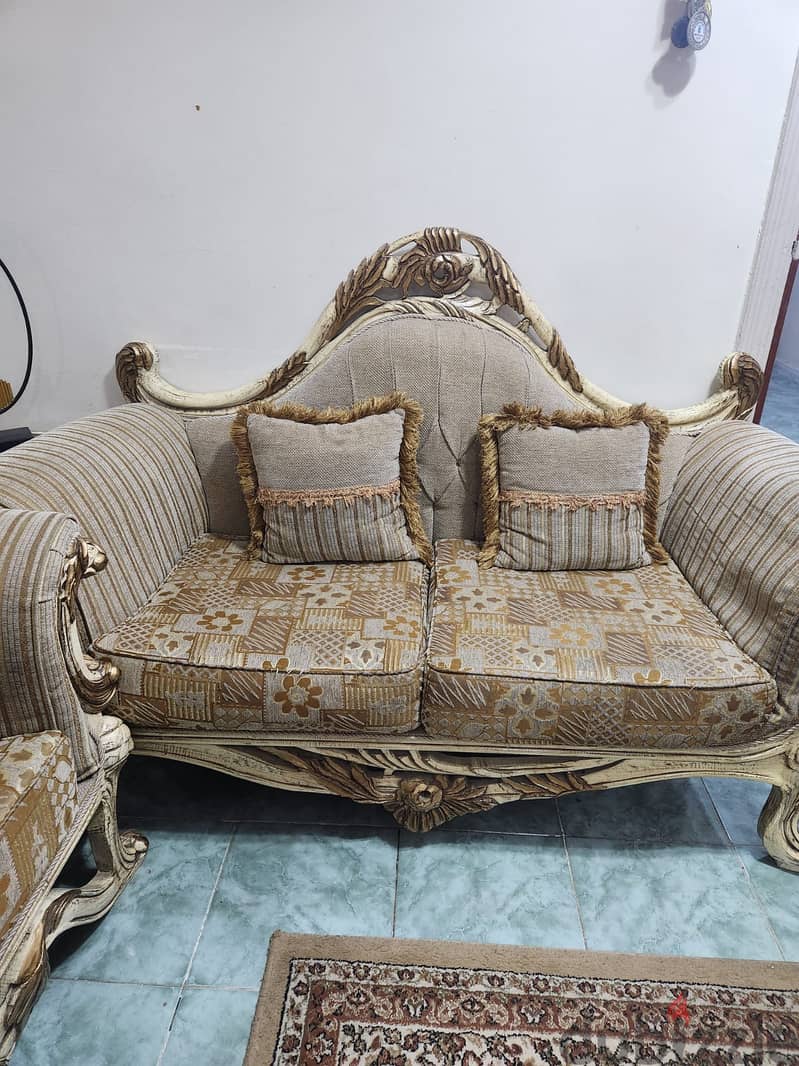 9 seater sofa with 2 side tables and curtain  750 riyal 4