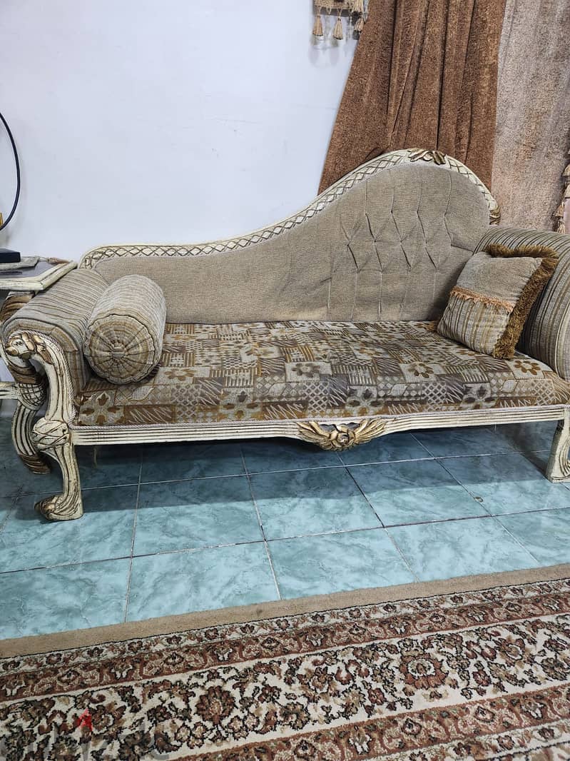 9 seater sofa with 2 side tables and curtain  750 riyal 6