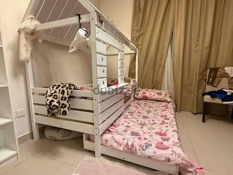 Kids house dual bed - like new 1