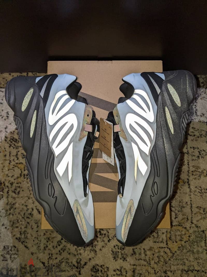 Yeezy Boost 700 MNVN 3