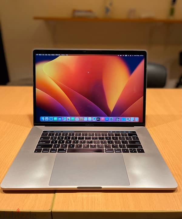 Mac Book 16GB Ram 512GB Rom Touch Bar 2017 15.4inch 0