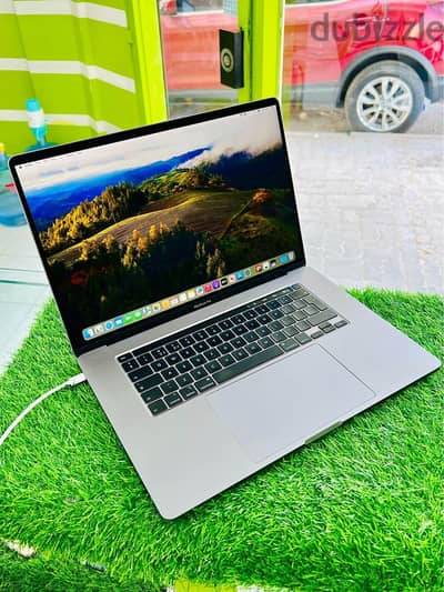 Macbook pro 15 inch 2019 intel core i7 32gb ram 512ssd 5.5 gb graphics