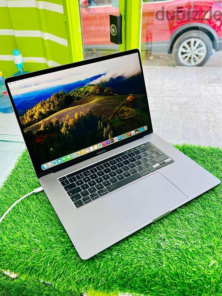 Macbook pro 15 inch 2019 intel core i7 32gb ram 512ssd 5.5 gb graphics 0