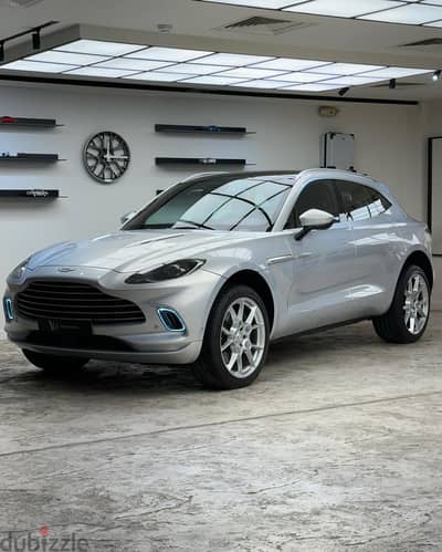 Aston Martin DBX 2021