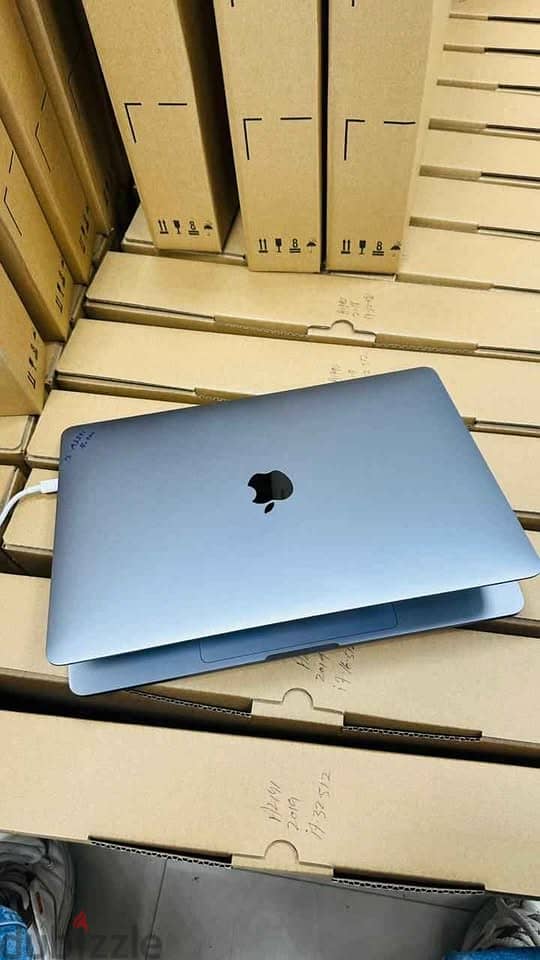 Apple MacBook Pro 2017 m1 15 inch 16 gb ram and 512 ssd. 4