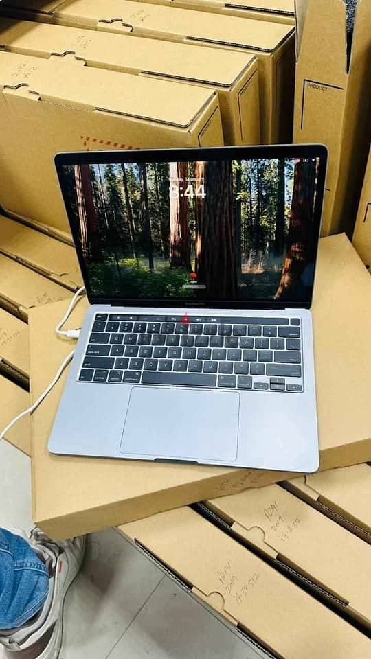 Apple MacBook Pro 2017 m1 15 inch 16 gb ram and 512 ssd. 8