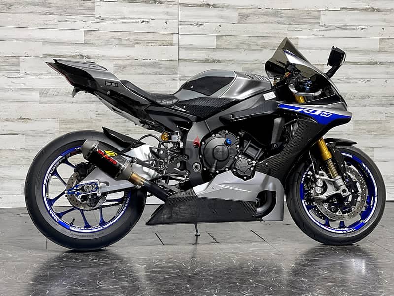 2017 Yamaha YZF R1M (+971561943867) 2