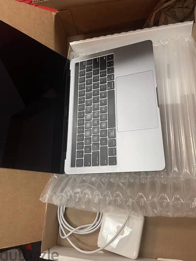 Apple MacBook Pro 13.3 256 GB i5 8th Gen 8GB WhatsApp + 31687040507