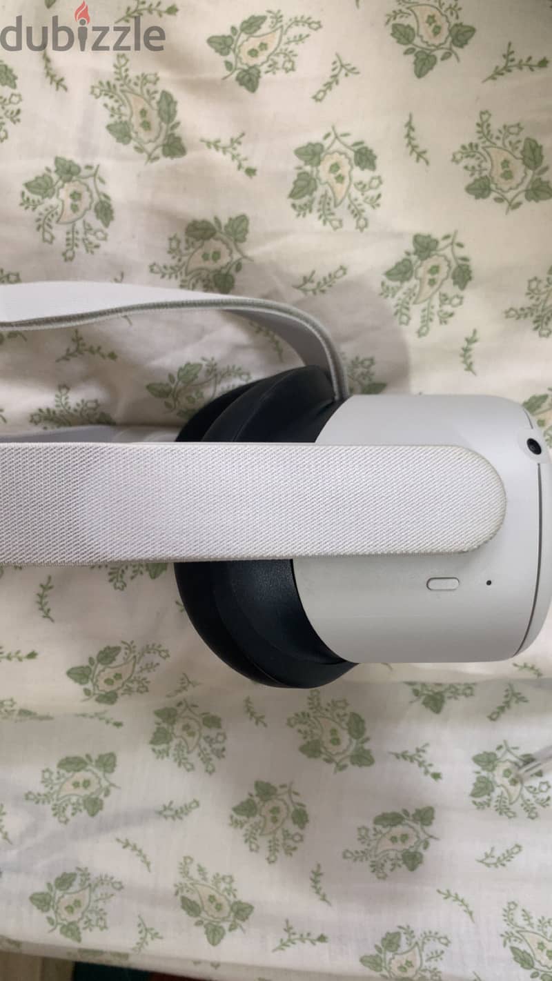 Meta Quest 2 VR for Sale – Barely Used 4