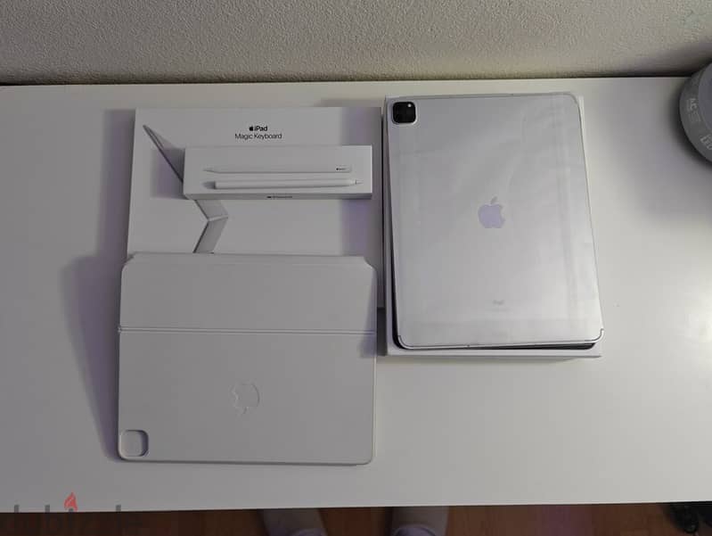 Apple - 12.9" iPad Pro 5th GenCellular Wi-Fi - 512GB Magic Keyboard 1