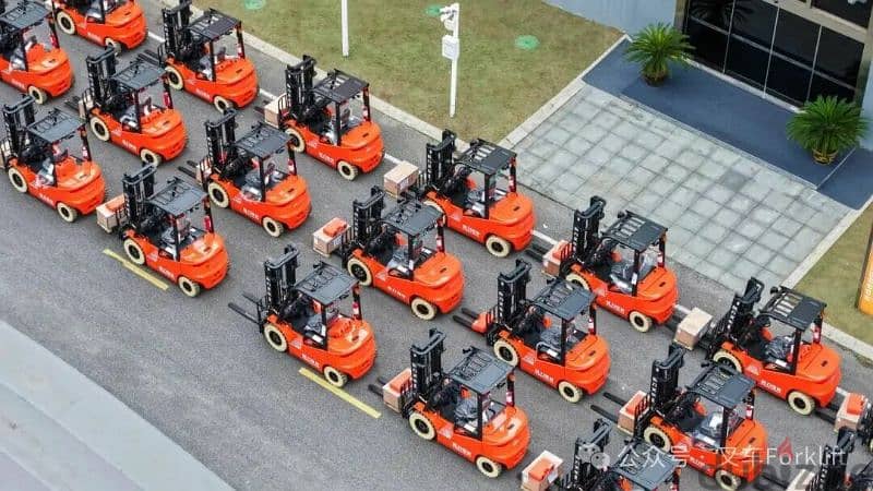 رافعات شوكية للايجار فوركلفت من 1.5طن الى 25طن موديلات حديثة 1