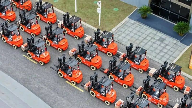 رافعات شوكية للايجار فوركلفت من 1.5طن الى 25طن موديلات حديثة 1