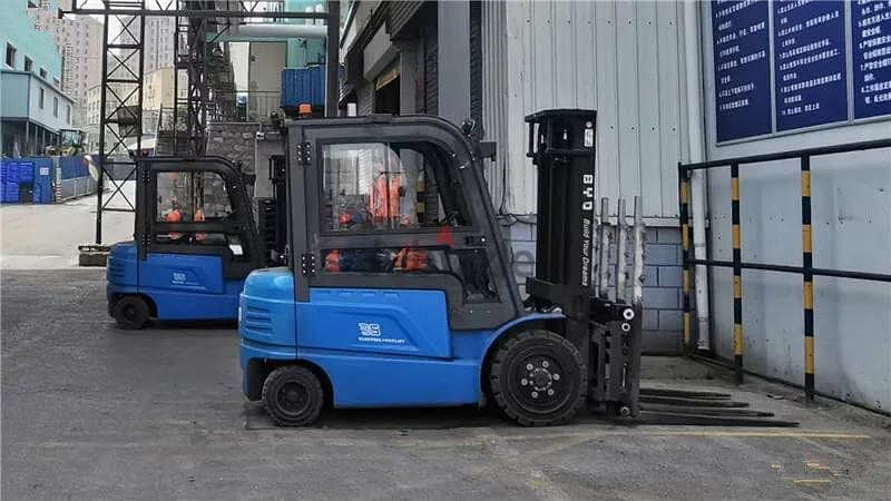 سيزر لفت للايجار رافعة مقصية للايجار سقالات كهربائية للإيجار 3