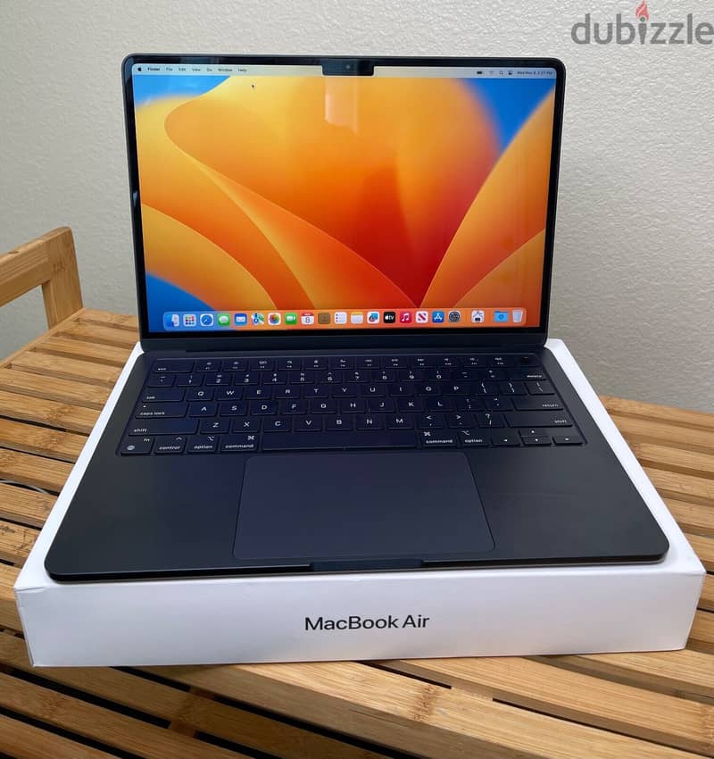 MacBook Air 13.6" Laptop - Apple M2 chip - 8GB Memory - 256GB SSD 1
