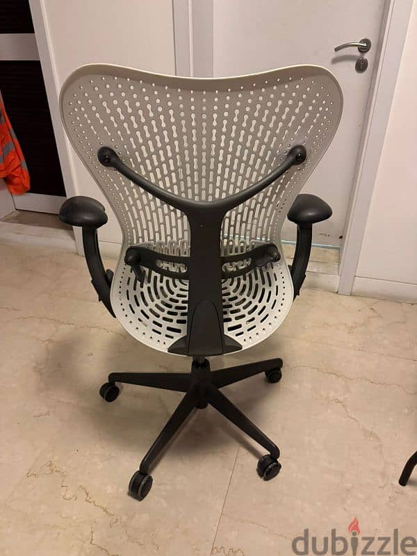 Herman Miller Mirra American 1