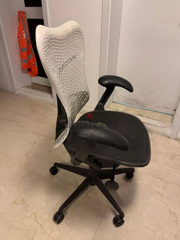 Herman Miller Mirra American 2