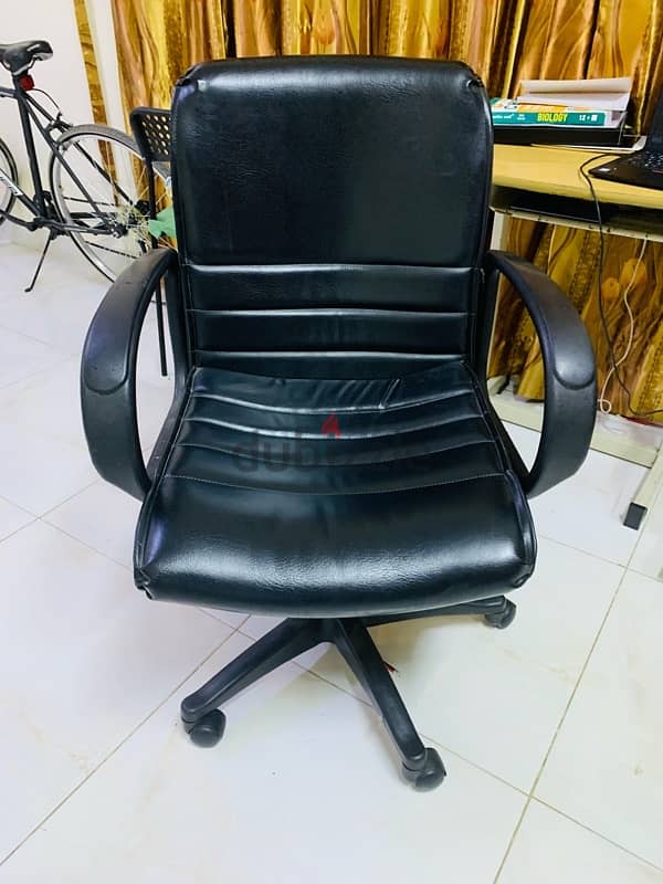Boack cushioned office  Executive Chair 1