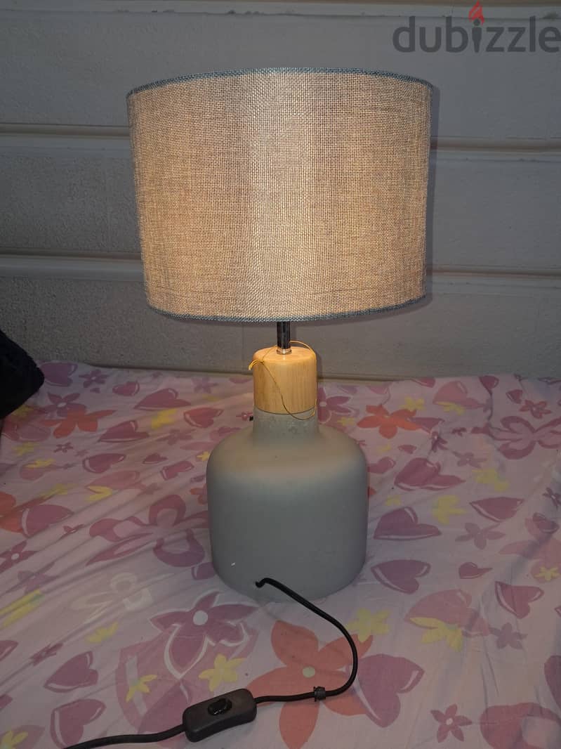 I want sell bed side table lamp 1
