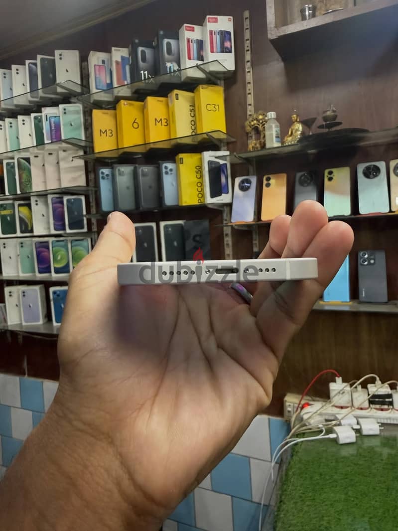 آيفون 12 8