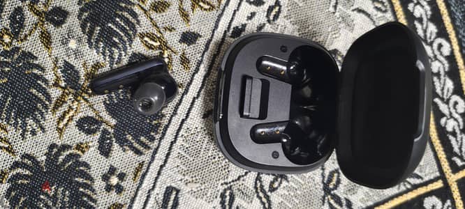 Soundcore P40i only right airbud with complete Assessories