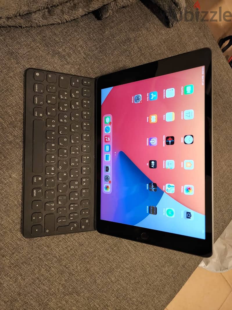 Apple IPad 8th Gen 32GB Cellular With Apple Keyboard 2